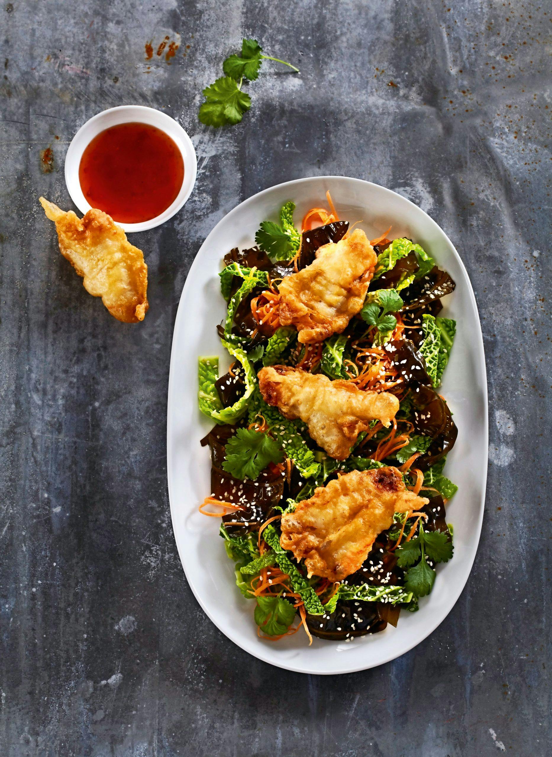 Skreitunger tempura med tangsalat